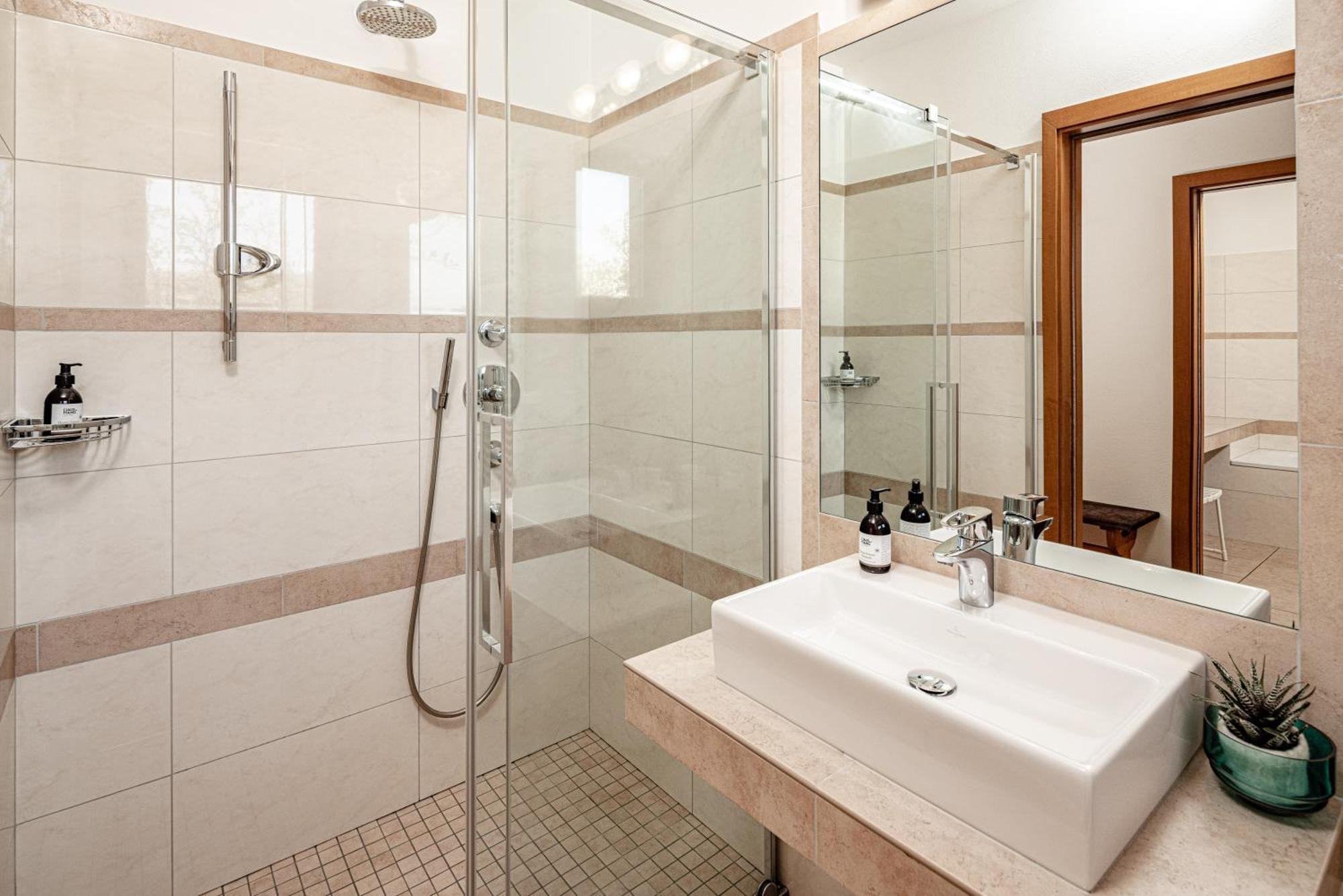 Hotel Haus Am Hang Caldaro Quarto foto